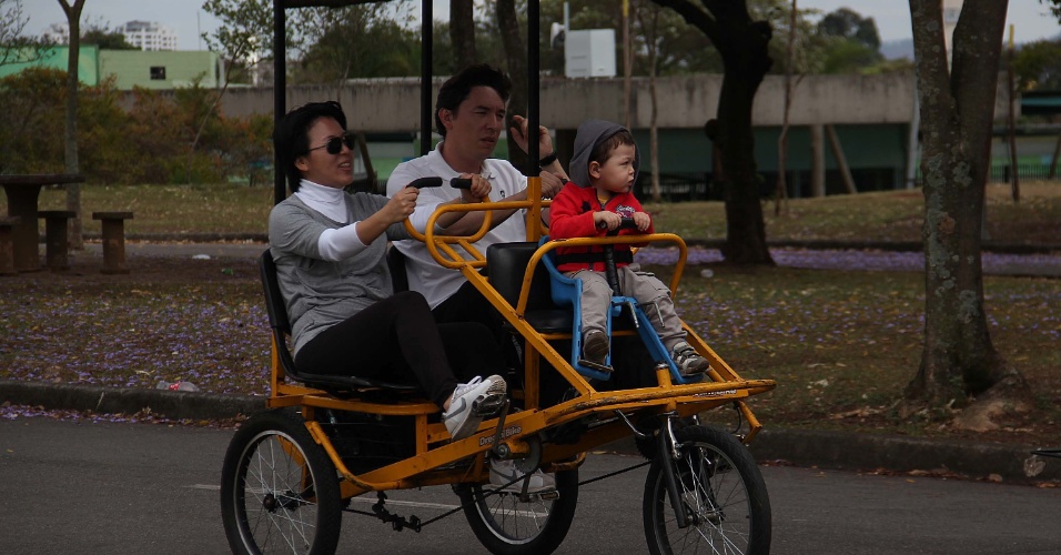 Triciclo para 4 pessoas á pedal  Bikemoto Imagem